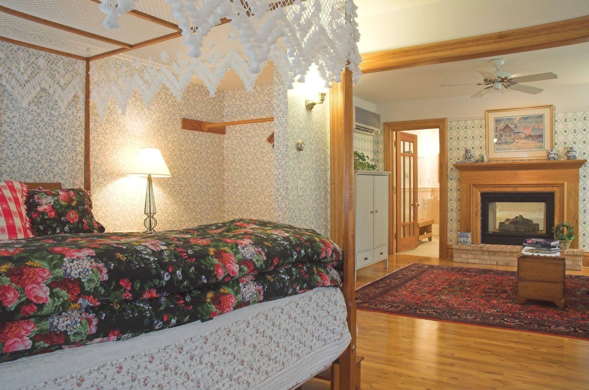 White Lace Inn Sturgeon Bay Exterior photo